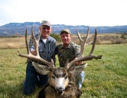 huge mule deer trophy chasers guided hunting  50 